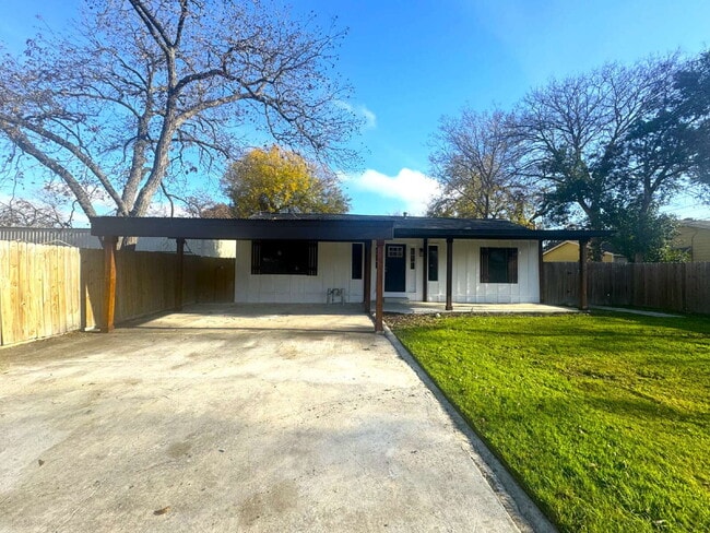 Building Photo - Great Home in New Braunfels