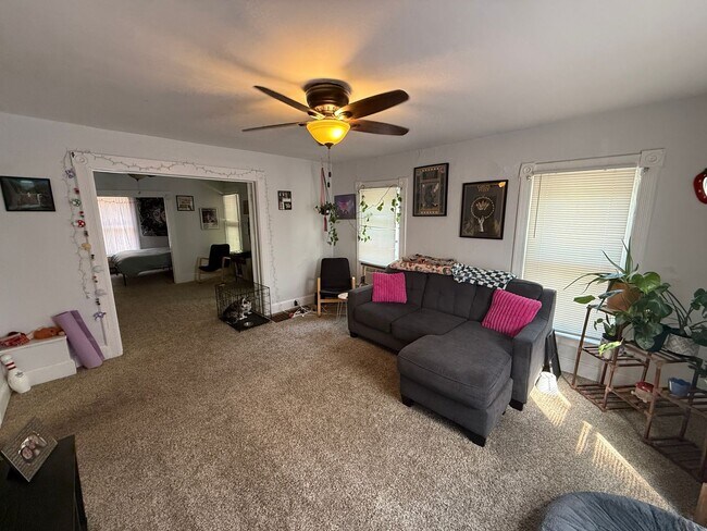 Building Photo - Spacious 1-Bedroom Upper Unit