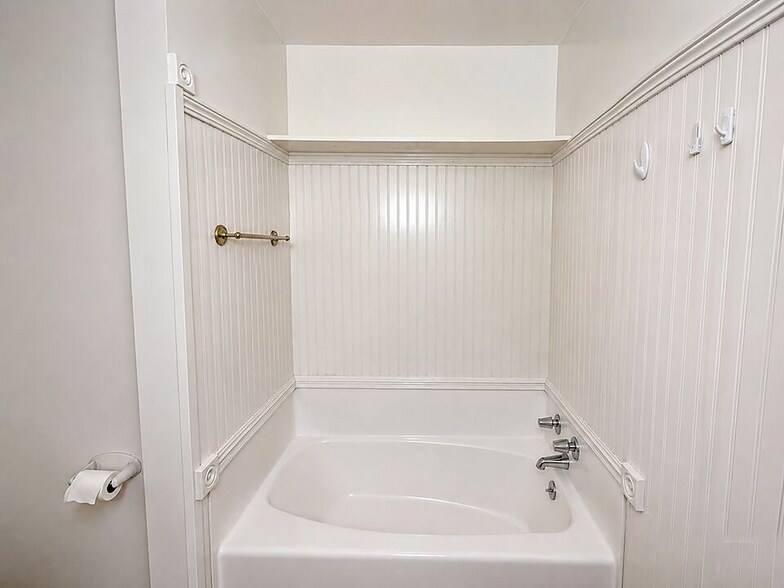 Building Photo - 5870 Green Valley Cir