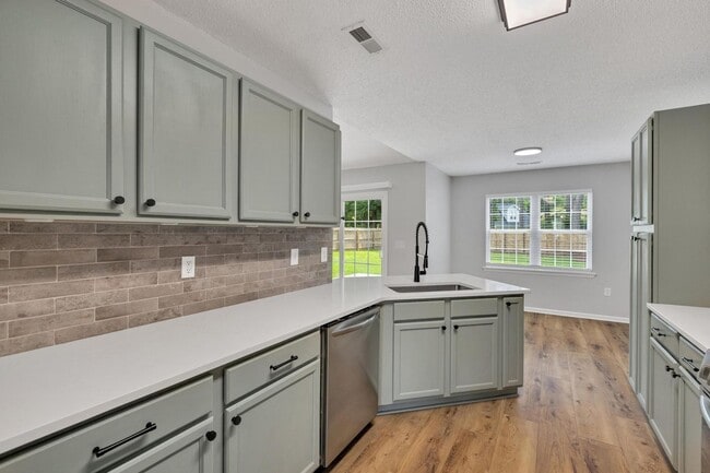 Building Photo - 3 bedroom Ranch in Justice Farm with FROG!