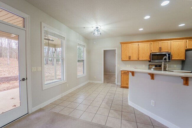 Building Photo - Charming 4 bedroom, 2 bathroom located in the picturesque Hot Springs Village