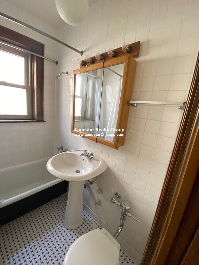 Building Photo - 526 W Belden Ave
