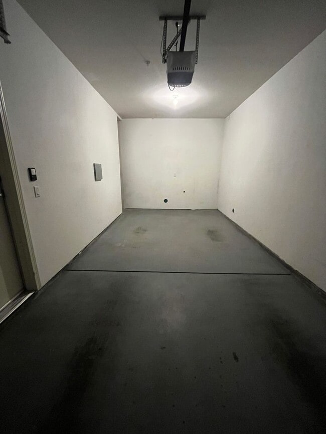 Building Photo - Spacious 2 bed 2 bath condo available in N...