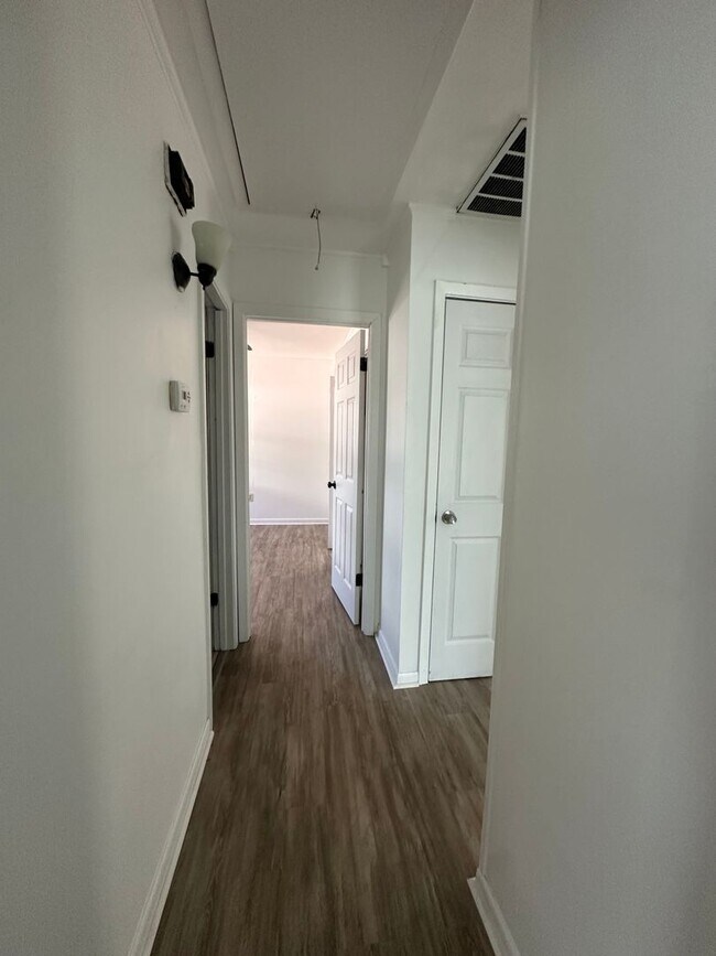 Building Photo - Updated 3 Bedroom 1.5 Bath Home in Gray