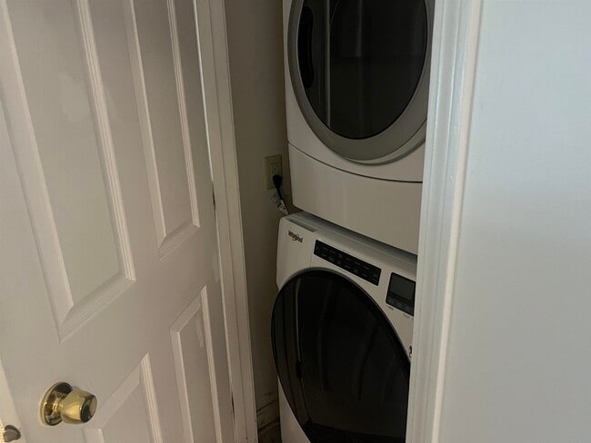 Building Photo - 402 White Cedar Blvd