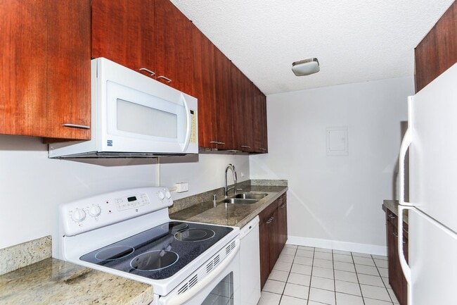 Building Photo - Naniwa Gardens - 1 bdrm/1 bath/1 covered p...