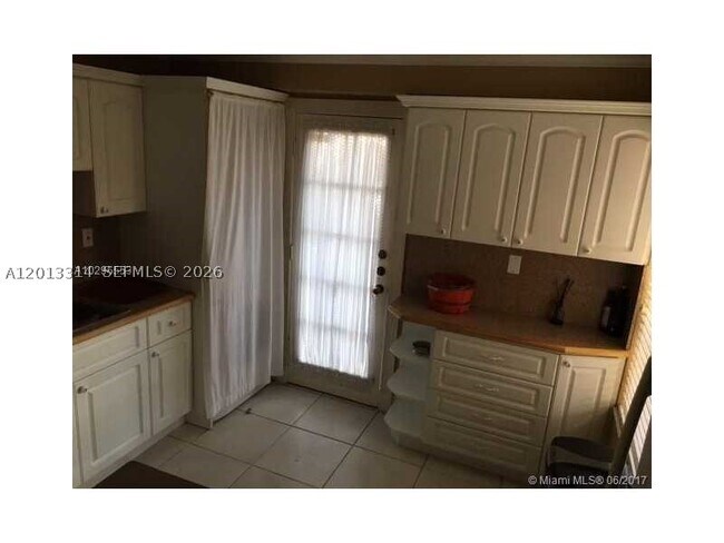 Building Photo - 10794 N Kendall Dr
