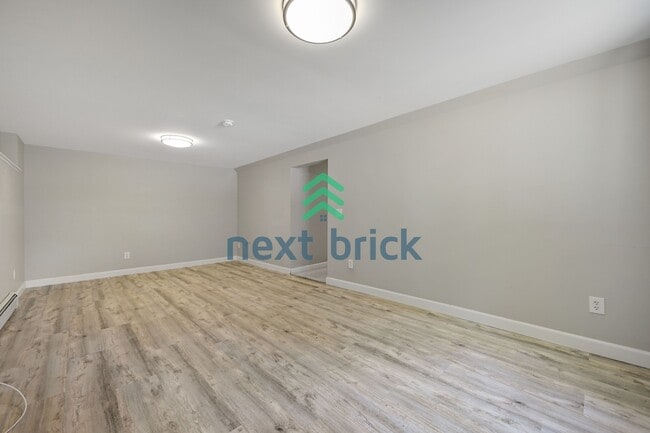Building Photo - 4 Bed and 2 Bath Remodeled Single-family House Available!