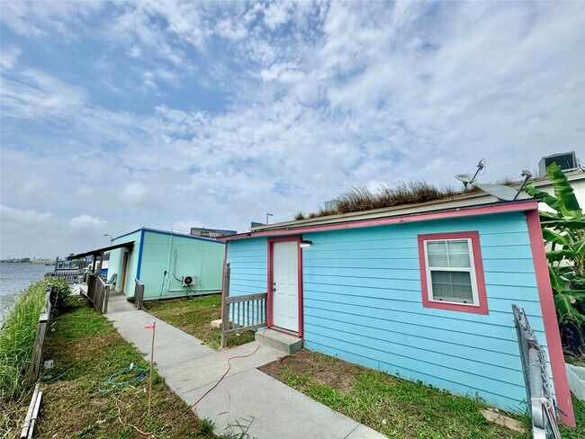 Building Photo - 6104 Heards Ln