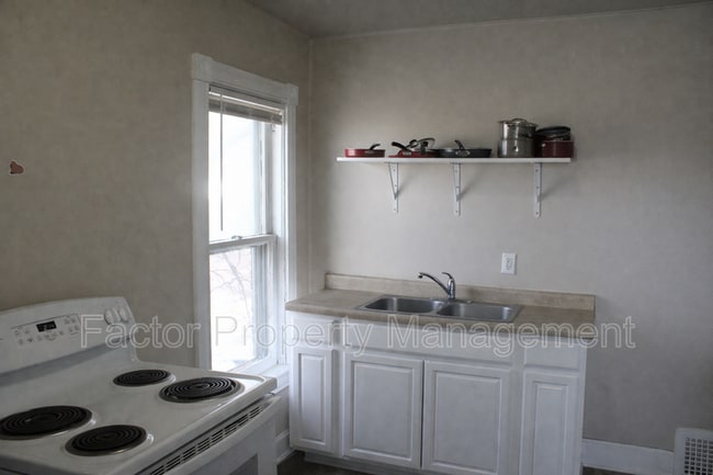 Building Photo - 328 N 6th St