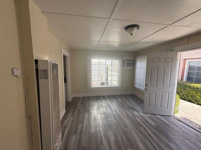 Building Photo - 2 Bedroom 1 Bath