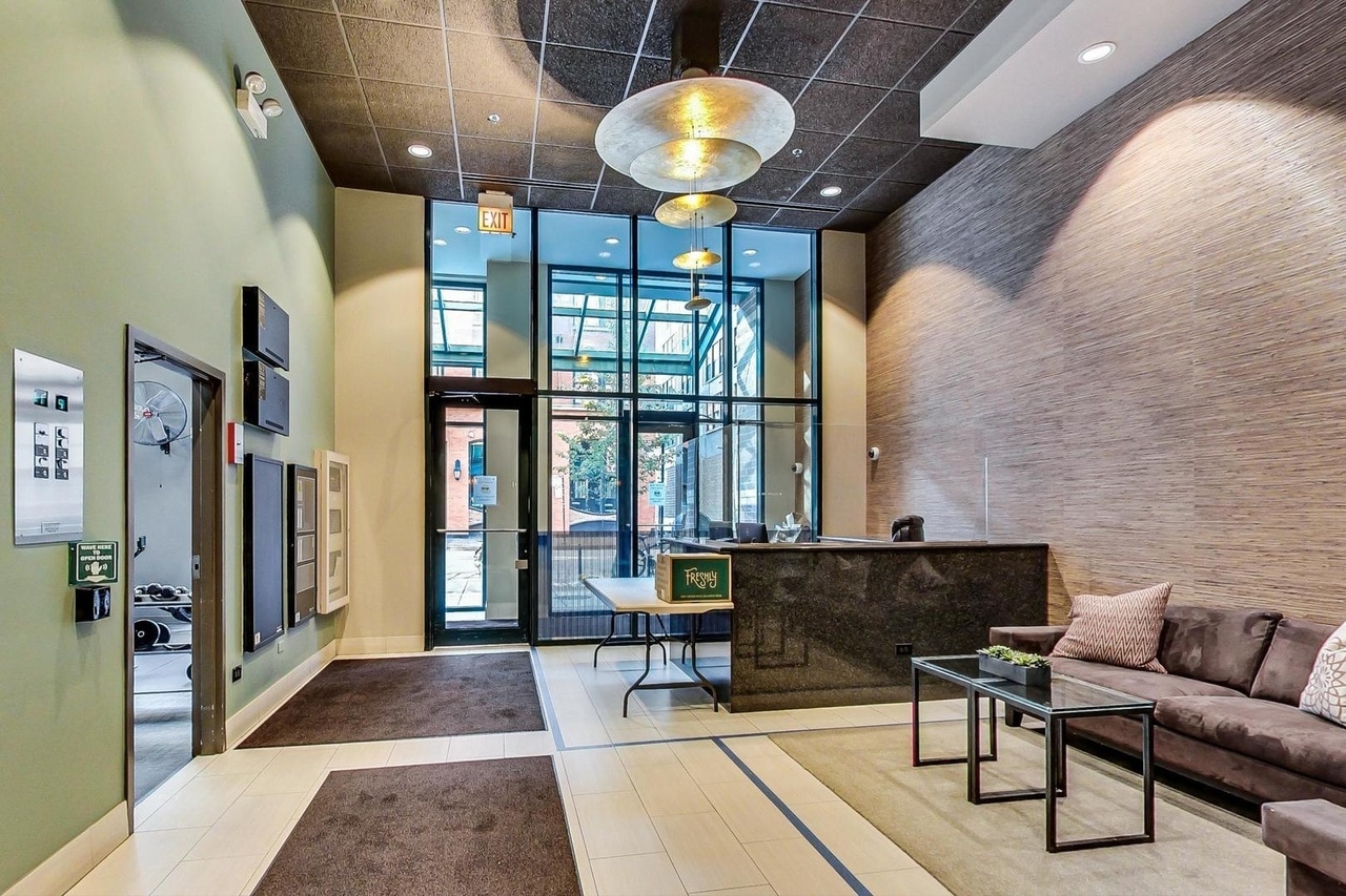 Lobby - 400 W Ontario St
