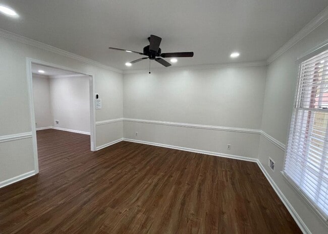 Building Photo - Douglas Hills Colonial