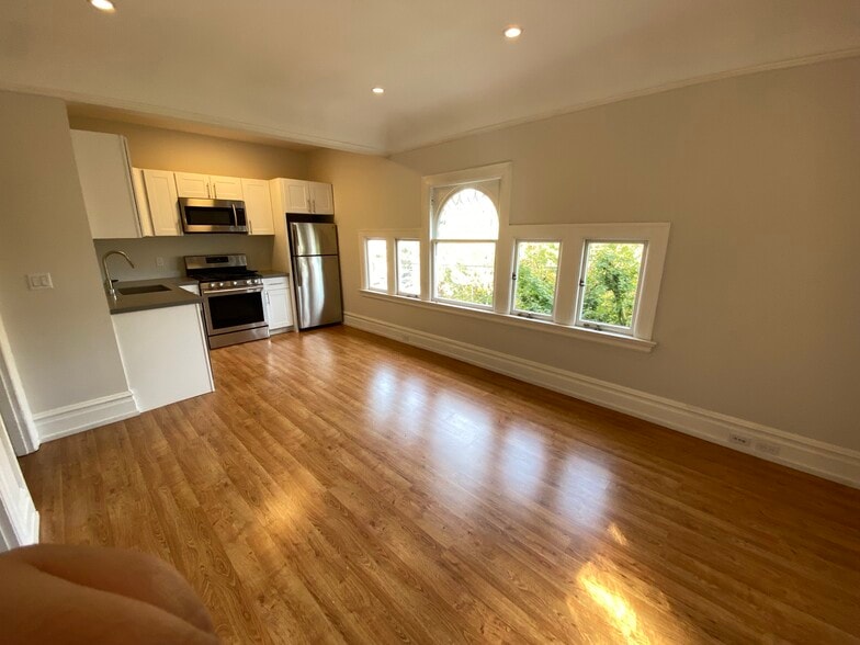 Open concept living room and kitchen - 535 30th St