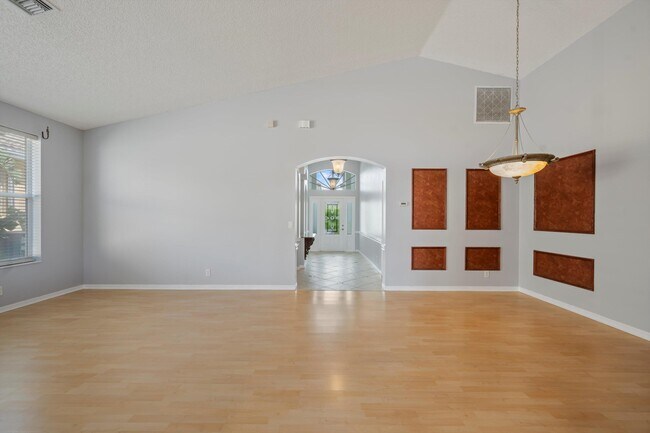 Building Photo - 9520 Lago Dr