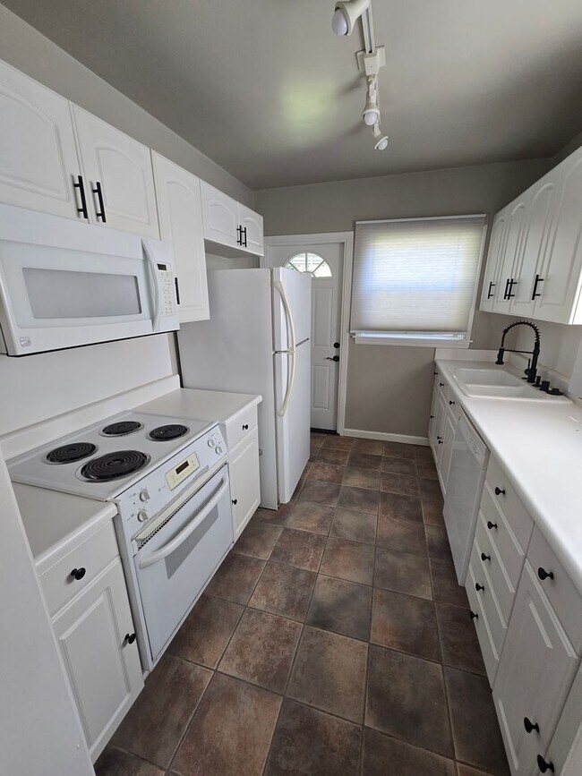Building Photo - Cute 2 Bedroom Home in the College Neighbo...