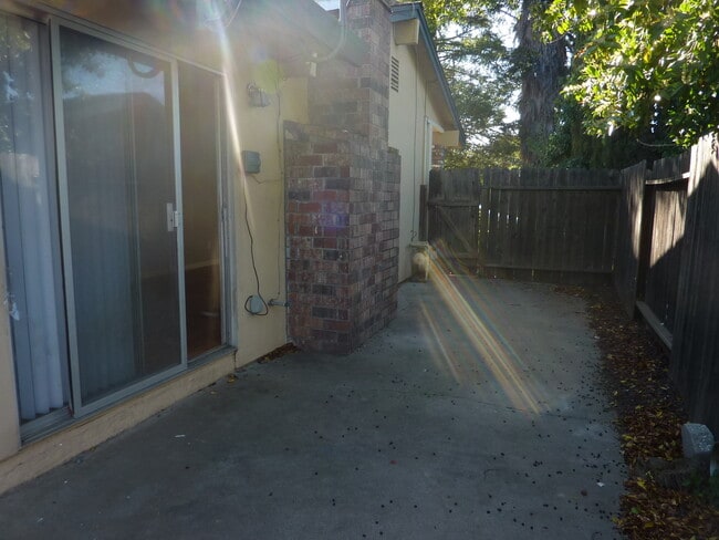 Building Photo - Duplex Unit w/ Attached Garage, Wood Laminate Flooring
