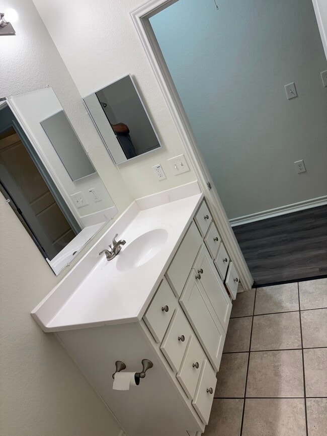 Building Photo - 914 Country Club Dr