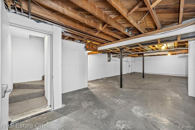 Building Photo - 2360 Pine View Dr