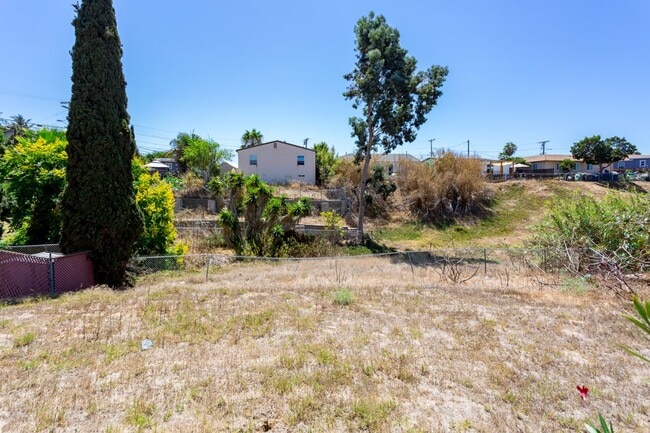 Building Photo - Traditional Home with Large Backyard!