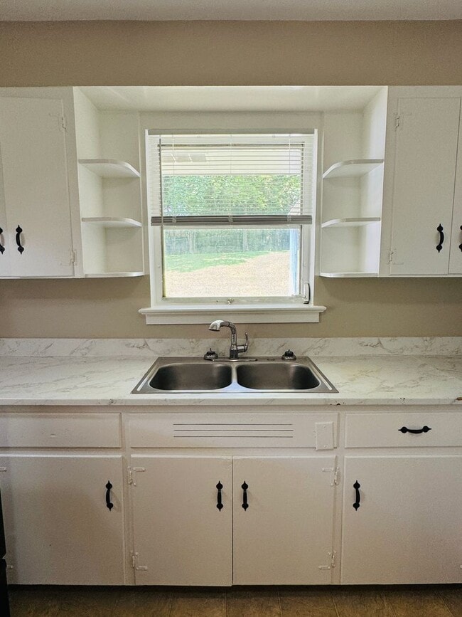 Building Photo - This Adorable 3 Bedroom is READY FOR MOVE IN!