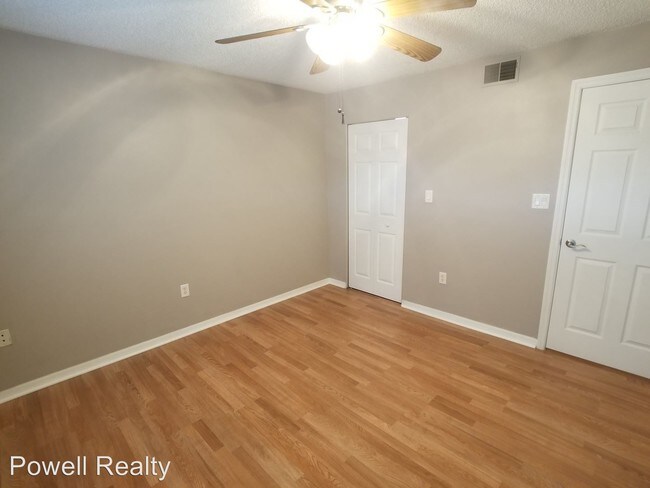 Building Photo - 806 Lake Haven Square