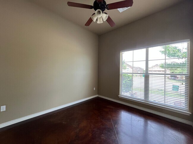 Building Photo - Single Family Home:  4 bedroom, 2 bath