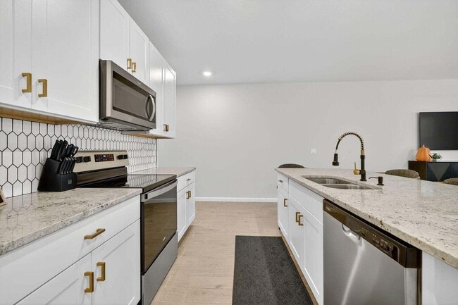 Building Photo - 5652 SE Edgewater Cir