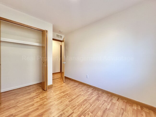Building Photo - Spacious 2 Bed Condo with Attached Garage