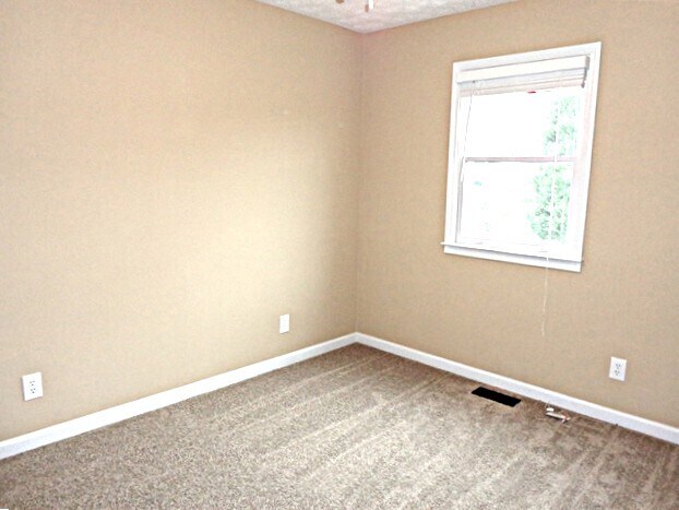 Building Photo - 1005 Whispering Woods Dr