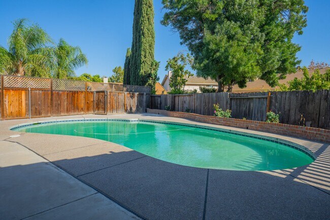 Building Photo - BEAUTIFUL 4 BEDROOM HOME WITH SWIMMING POOL!