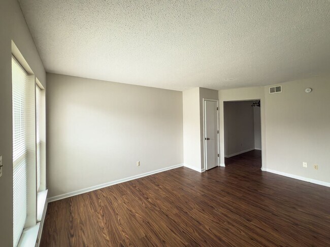 Building Photo - 2523-2523 E Morris Dr