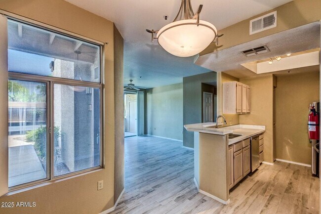 Building Photo - 11375 E Sahuaro Dr