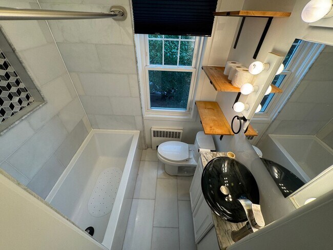 Building Photo - Stylish 3 Bed 1.5 Bath Duplex With A Fenced Patio In Warwick Village