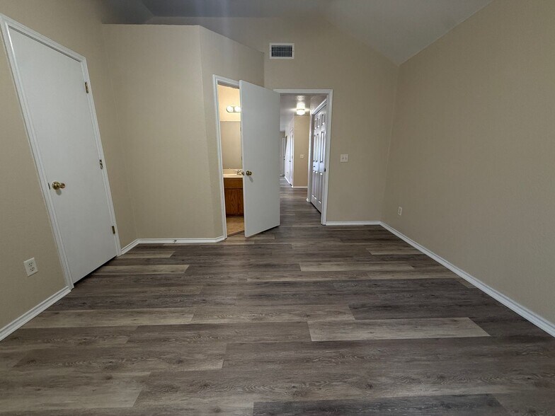 Building Photo - 4000 Doraine Ct