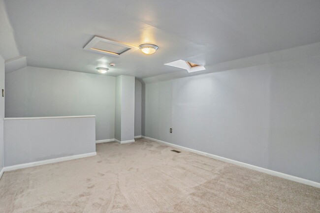 Building Photo - Beautiful 2 Bedroom Townhome