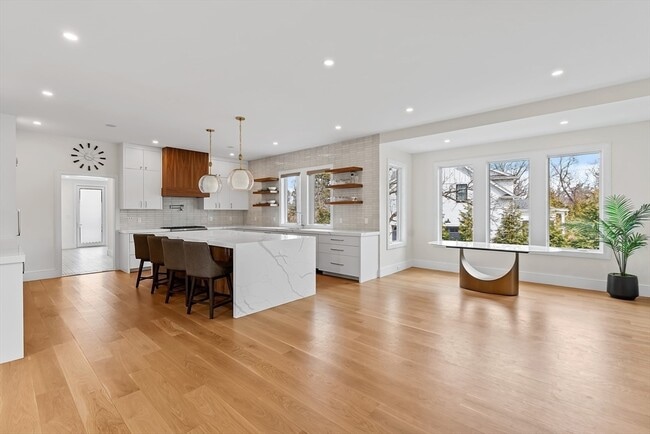 Building Photo - 5 Colonial Rd