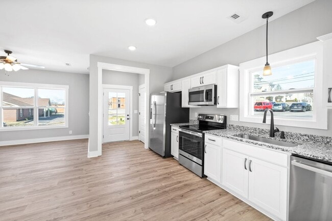 Building Photo - 2 Bedroom Townhome For Rent in Historic Downtown Clarksville!