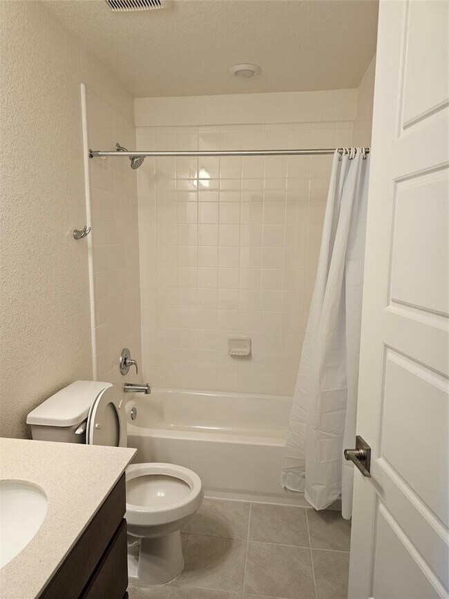 Building Photo - 210 Summit Dr