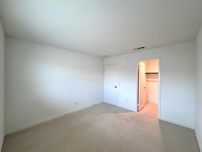Building Photo - Spacious 4 Bedroom Home for Lease in Winch...