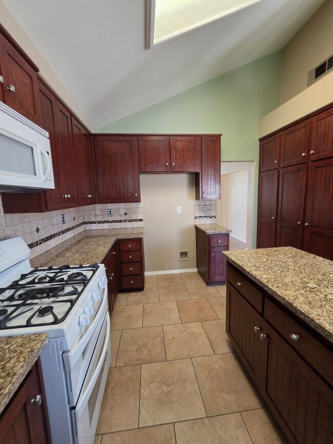 Building Photo - Spacious 4 Bedroom 2 bath Home in Victorville – Landscaping Included!