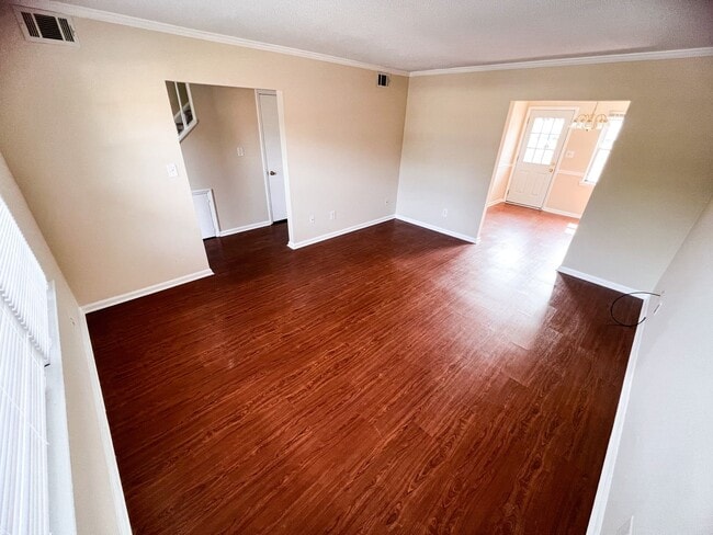 Building Photo - Adorable 2 bedroom, 2 1/2 bathroom townhom...