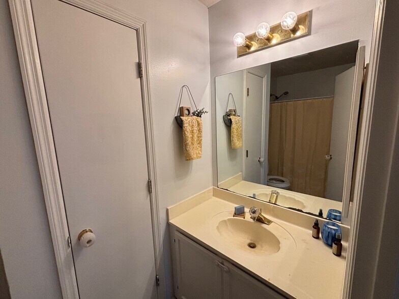 Building Photo - 4808 Davitt Ct NW