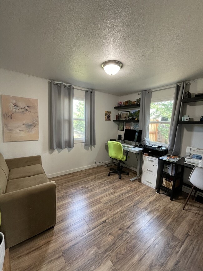 Building Photo - 910 Valley View Dr
