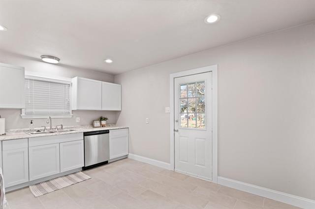 Building Photo - 423 E Morton St