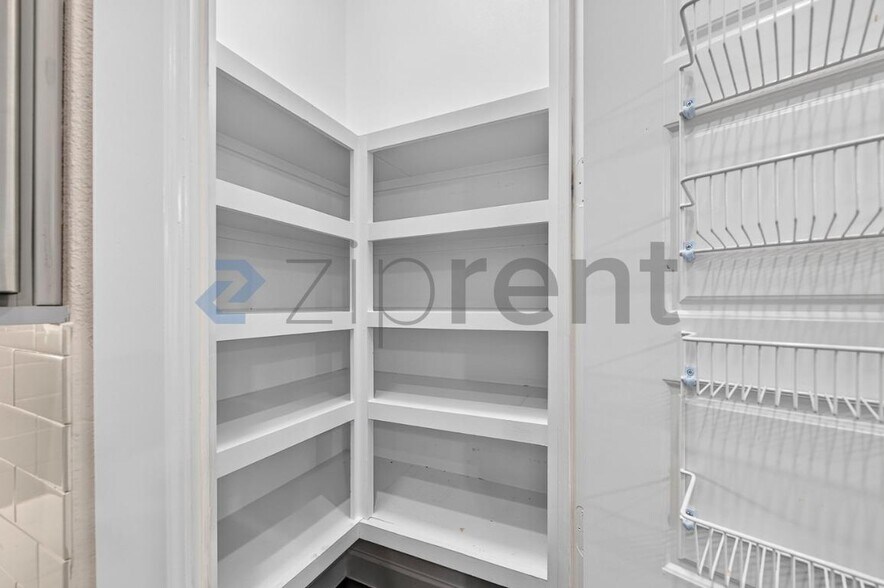 Building Photo - Unit
