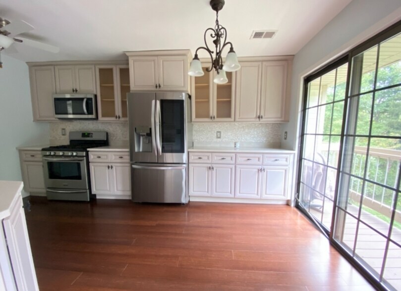 Building Photo - 2605 Hemlock Pl