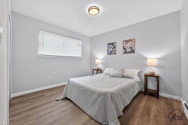 Building Photo - $995 - $1200 - Spacious 1 bedroom Apartments