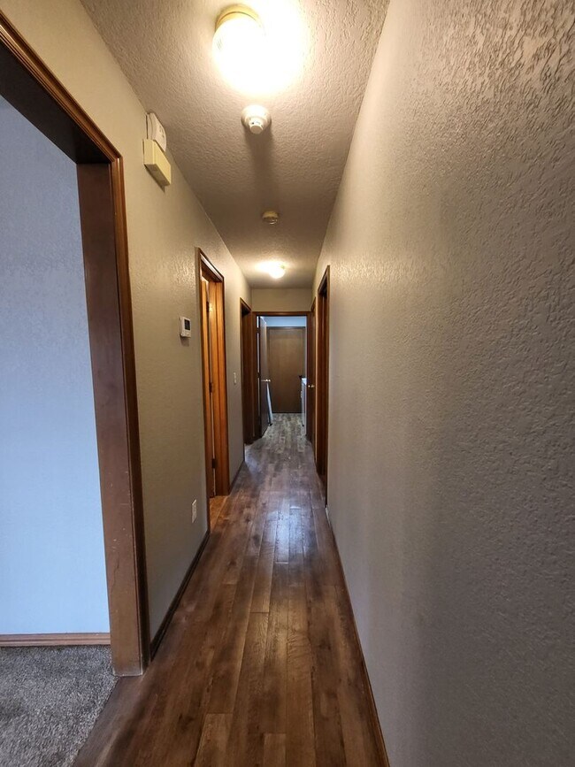 Building Photo - (3) Bed/(2) Bath + Study/Office in NW Norman! Storm Shelter! Neighborhood Pool!