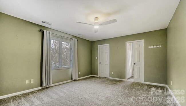 Building Photo - 120 Tall Oak Dr